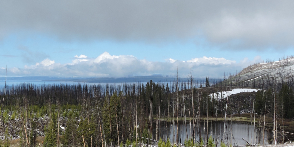 The Earth&prime;s LakesThe Yellowstone Lake