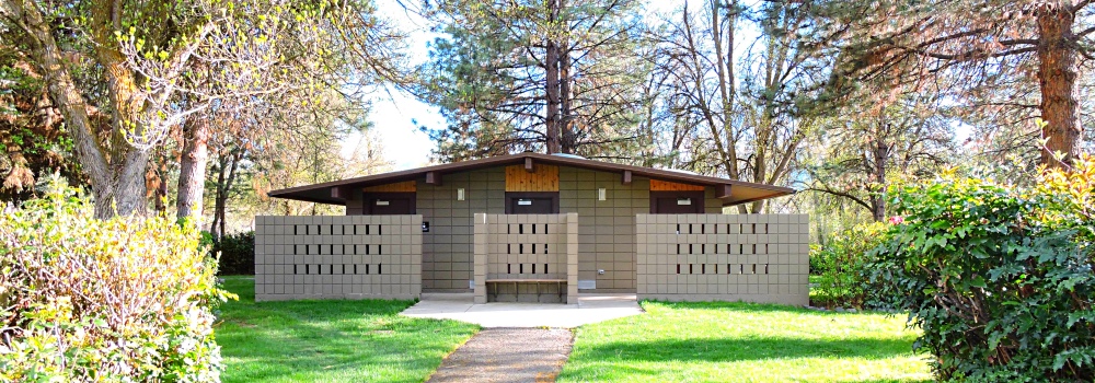Shower-restroom HouseClyde Holiday State Park Campground